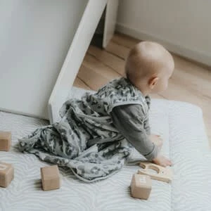 Emma & Noah Sommerschlafsack Musselin 0.5 TOG In Grau – Bild 6